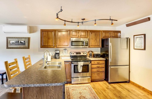 Deadwood Apartment | Centrally-Located Deadwood Apt w/Mountain Views!
