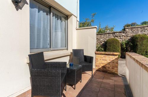 Saint-Cyr-l'Ecole Apartment | Charmant studio avec terrasse, Gare à 200m et parking gratuit