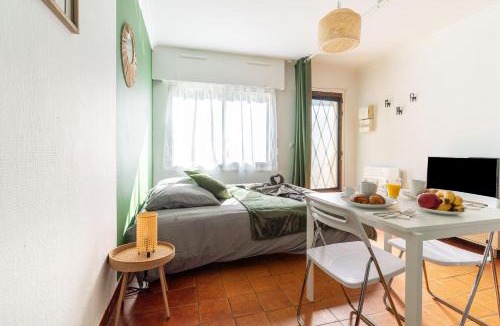Saint-Cyr-l'Ecole Apartment | Charmant studio avec terrasse, Gare à 200m et parking gratuit