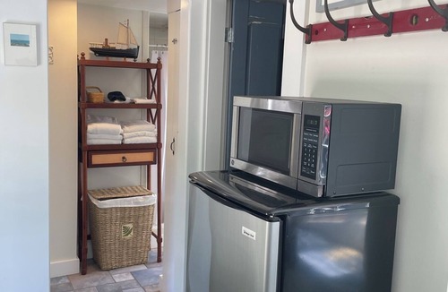 West Barnstable Apartment | Charming Apartment w/Spa Near Beach, Pets Welcome!