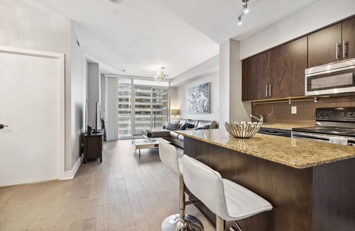 Downtown Toronto Apartment | Charming & Bright 1Bed + Den & 1 Bath Condo
