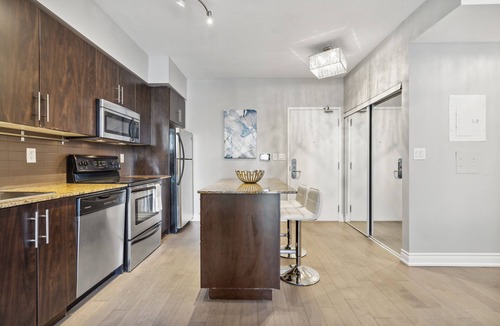Downtown Toronto Apartment | Charming & Bright 1Bed + Den & 1 Bath Condo