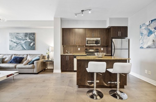 Downtown Toronto Apartment | Charming & Bright 1Bed + Den & 1 Bath Condo