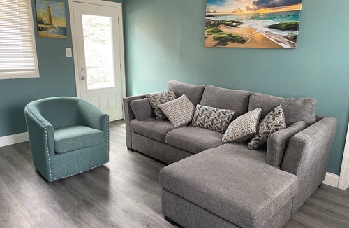 Niantic House | Cheerful Beachouse for your relaxing pleasure.