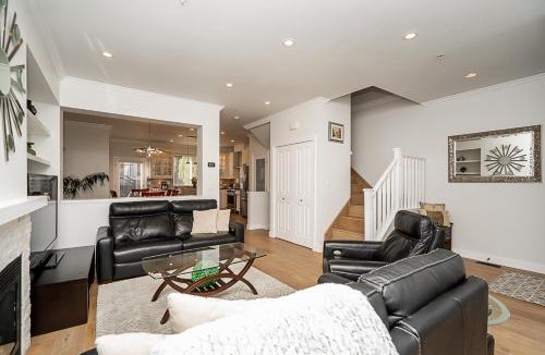 Willoughby House | Comfortable and Modern Rowhouse Perfect for BC Escapade, air conditioned