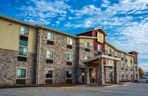 Altoona Hotel | Comfortable Room Perfect for Extended Stays Near Altoona Fun Spots