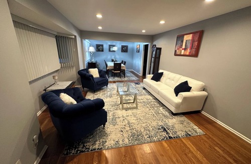 Commack House | Commack 3 Bd Hideaway w/King Size Bed + Living Room + Den