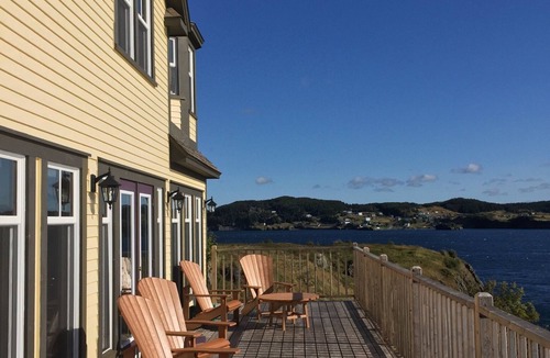 Trinity Cottage | COMMANDER'S KEEP ~ BEST LOCATION & LUXURY IN THE 'BIGHT'!