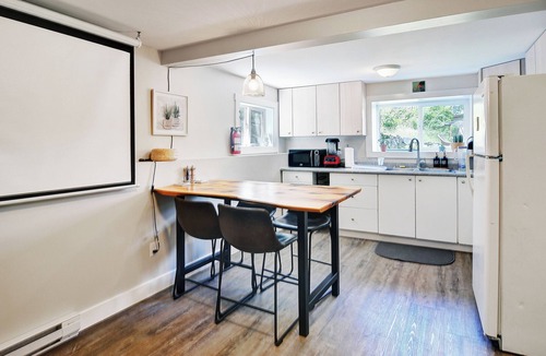 Ladysmith House | Cozy 1-BR suite with ocean views, full kitchen, projector, and garden