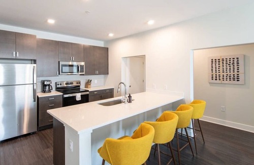 Central Business District Apartment | Cozysuites l Luxe 2BR in Downtown Cincinnati #5