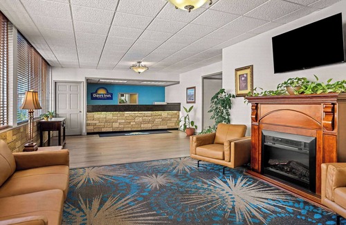 Dubuque Hotel | Days Inn by Wyndham Dubuque