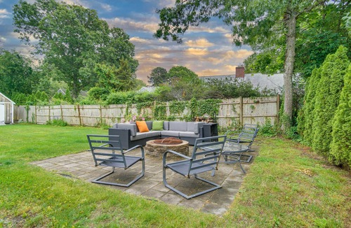 South Dennis Cottage | Dennis Retreat: 4 Mi to Mayflower Beach!