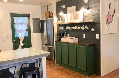 Lincoln House | Easy Self Check-In for Centrally Located Home - Stay at the Little Llama House!