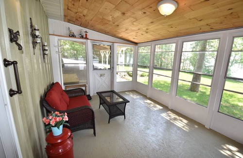 Westmeath Cottage | Epic Sunsets - Waterfront Cottage 4 Bedrooms, 2 Bathrooms