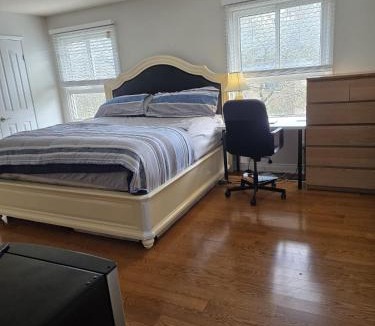 Fisherville House | fantastic King Sized Bedroom