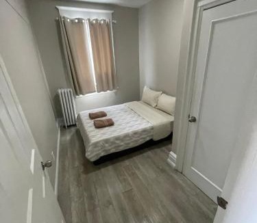 Harbord Village House | MAJOR INTERNATIONAL SPORTING EVENT FEVER FLAT-Proximity to Matches,Transit & Free Wifi