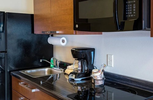 Brookings Hotel | Fun & Comfy! 2 Queen Beds + Recliner Suite w/Kitchen Near Campus & River Trails