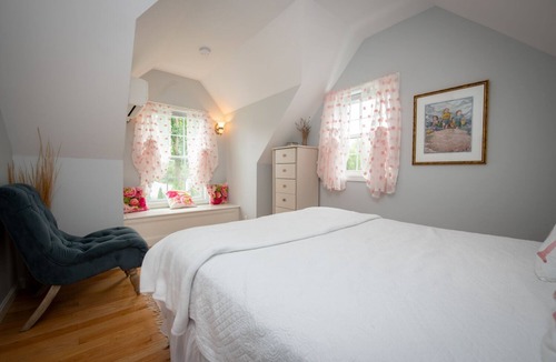 Narragansett Pier House | Hadley Seaside Cottage July&Aug wks available! 1 block to beach, passes included
