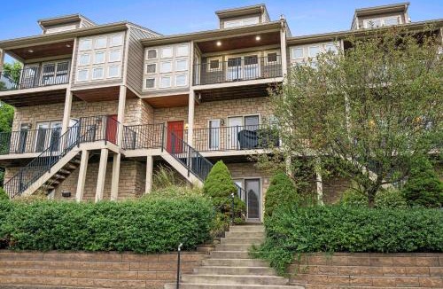 Covington House | Hilltop 3BR for 10, Private Garage, Skyline Views