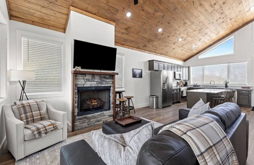 Rogers Cabin | Honeydew Cabin - Romantic, Sauna, Views, Hot Tub