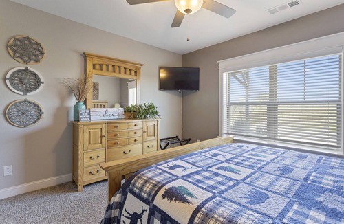 Landrum House | Huge Panoramic Mountain View, KING Bed, Office, Relaxing