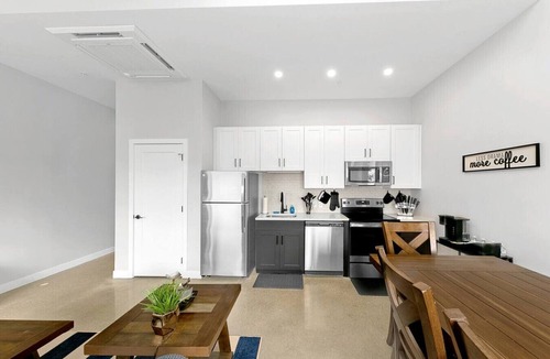 Downtown Cincinnati Apartment | King Bed, Downtown Steps from Bengals & Reds, Minutes to OTR, TQL, Free Parking