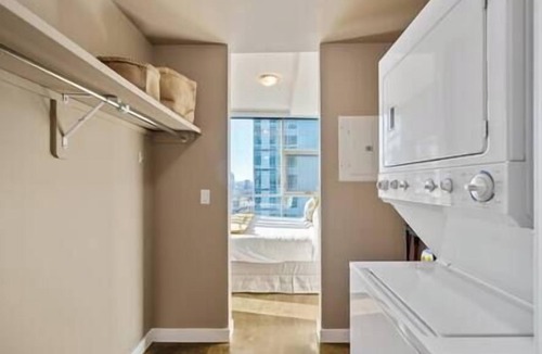 Victoria Park Apartment | King Bed | DT Views | UG Park | Walk to Saddledome