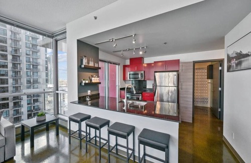 Victoria Park Apartment | King Bed | Mins to Saddledome | AC | UG Parking