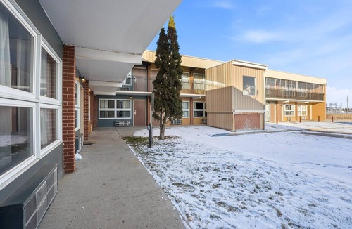 Devils Lake Apartment | King Bed|Non-Smoking