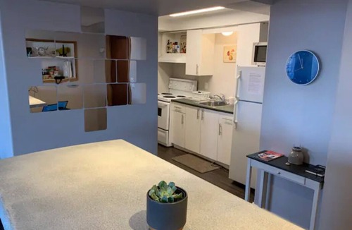 Central Okanagan House | King Bed, private Hot Tub and Sauna