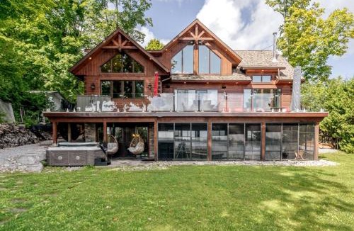 Bobcaygeon House | Lakefront cottage with golf area BBQ pool table