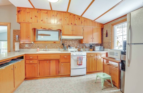Hector House | Lakefront Home w/ Private Dock in Alpine!
