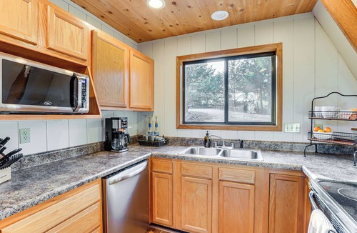 Innsbrook Cabin | Lakefront Innsbrook Chalet: Hot Tub & Barrel Sauna