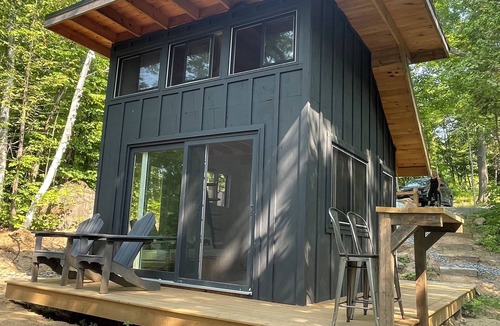 Frontenac Cabin | Lost Loft - NEW Waterfront Tiny Cottage. Sleeps 2, off-grid, quiet lake!