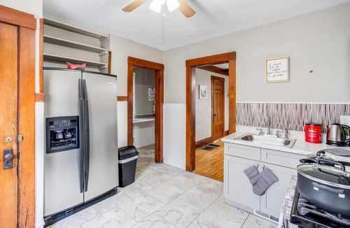 Rochester Apartment | Marvelous Colonial Mins to Strong/UofR/Airprt/RIT
