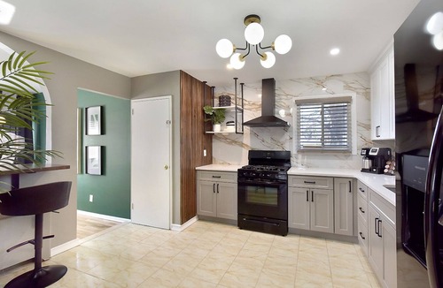 Lakeview House | Modern, cozy home -15 mins away from the airport, Entire FIRST floor of home.