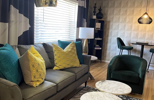 Lakeview House | Modern, cozy home -15 mins away from the airport, Entire FIRST floor of home.
