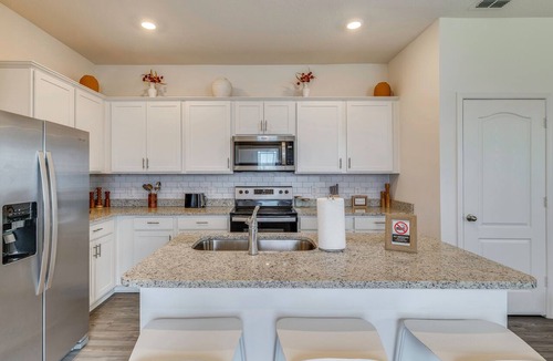 Dundee Apartment | Modern Dundee Townhome Near Lakes & Legoland!