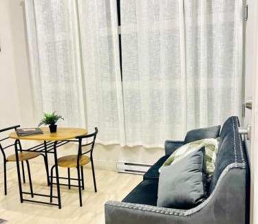 North Vancouver Apartment | Modern Ground Level 1BR Apartment - Prime Location