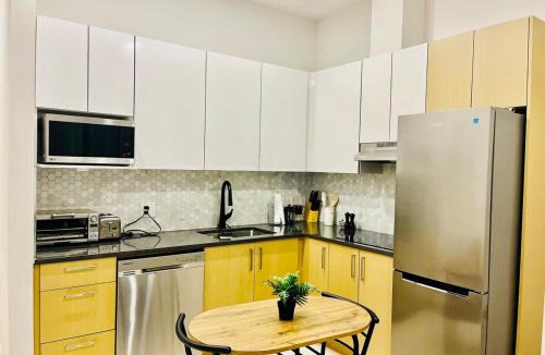 North Vancouver Apartment | Modern Ground Level 1BR Apartment - Prime Location