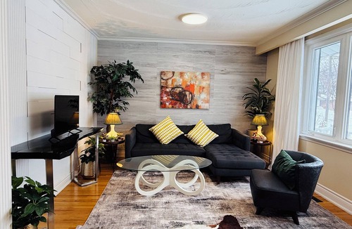 Scarborough House | Modern Main-Floor Suite Free Parking Near Downtown