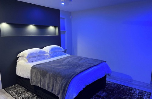 West Orange House | Modern Studio, Jitney to NYC train! Private Patio with NYC View! W/D