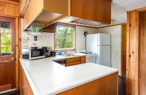 Berkeley Springs Cabin | Mountain cabin w/hot tub & deck