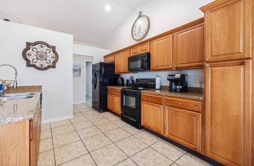 Spring Hill House | New Listing! Gorgeous 3BR/2BA Home w/Swim & Spa, FirePit, Grill, close to Weeki Wachee/Pine Island