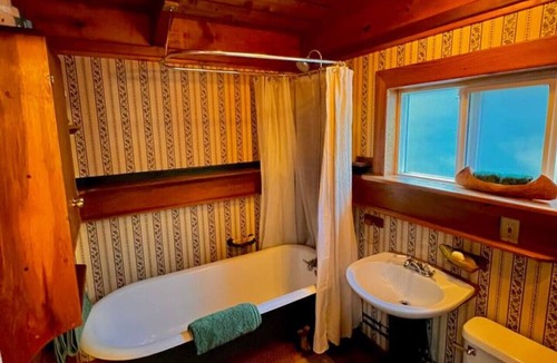 Squamish Cabin | Nostalgic Downtown Boatbuilder's Cabin - Licensed