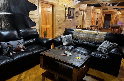 Pine Ridge Cabin | Open Concept Rental with Pool Table and Arcade