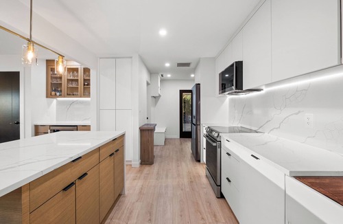 Upper Lonsdale House | Panoramic Ocean & Mountain Views