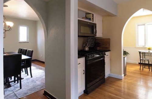 Brookline House | Pittsburgh Basecamp - Easy Access to Downtown- Sleeps 8 - Off-Street Parking