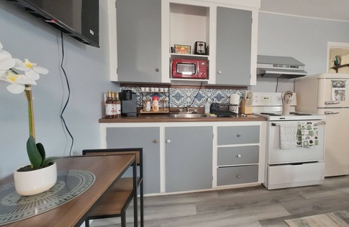 Bridgewater House | Pretty Bachelor with Balcony near River & Trails