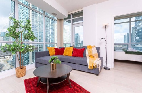 Financial District Hotel | Prime Downtown 2BR - 5 Min to Scotiabank Arena